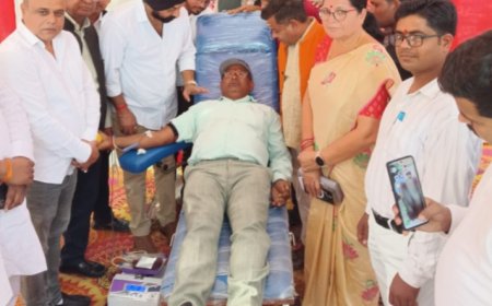 रक्तदान का हुआ आयोजन आलापुर में पत्रकारों ने दान किया रक्त