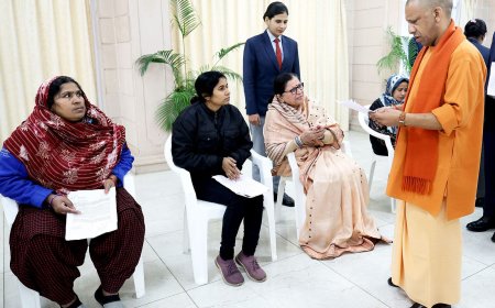 मुख्यमंत्री लोगों की समस्या सुनते हुए