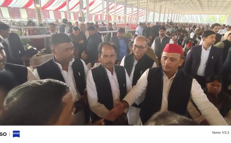 अखिलेश यादव से मिलने पहुंचे  त्रिभुवन दत्त विधायक