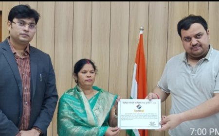 सम्मानित की डीएम ने मतदाता में आशा को क्या सम्मानित