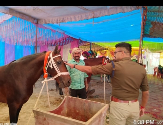 मेले में आकर्षण का केंद्र बना घोड़ा एसपी के देखरेख में