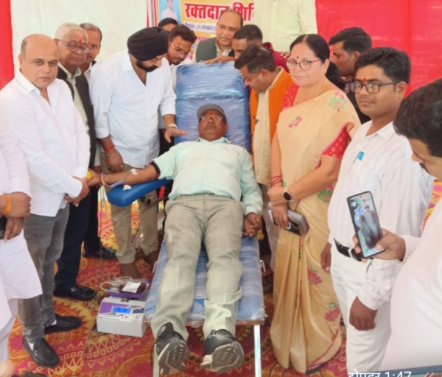 रक्तदान का हुआ आयोजन आलापुर में पत्रकारों ने दान किया रक्त