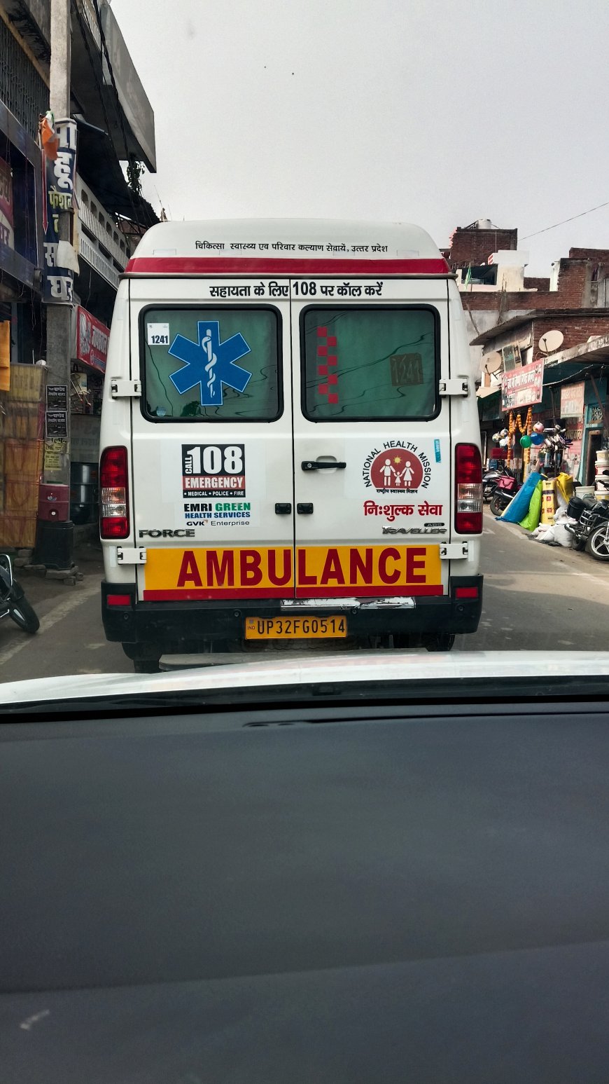 कई घंटा लग रहा जाम रामनगर चौक पर एंबुलेंस फसी