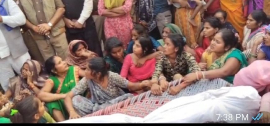 सड़क परशव को रखकर किया प्रदर्शन, घंटा रहा जाम