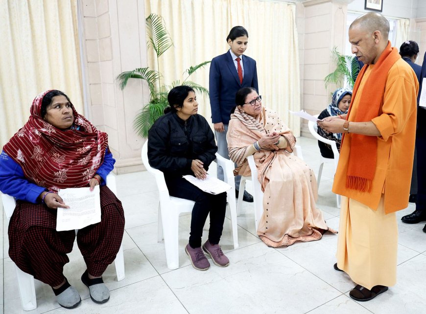 मुख्यमंत्री लोगों की समस्या सुनते हुए