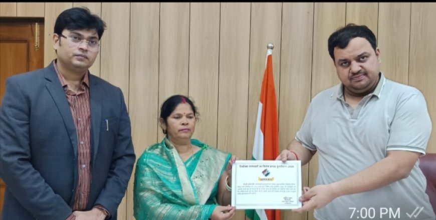 सम्मानित की डीएम ने मतदाता में आशा को क्या सम्मानित