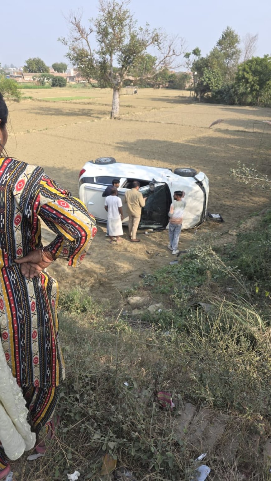 थानेदार की गाड़ी पलटी हाजपुरा खेत में अंबेडकर नगर जिले में