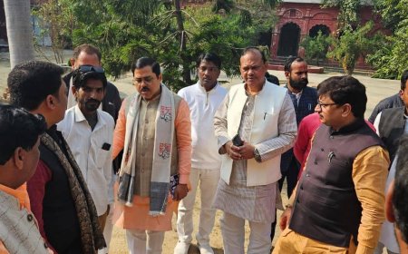 हंसवर स्टेट के घर पहुंचे भाजपा के महामंत्री।