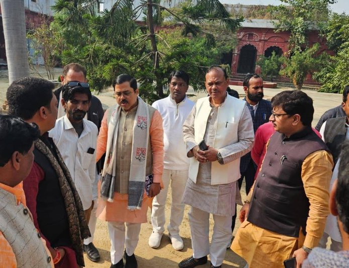 हंसवर स्टेट के घर पहुंचे भाजपा के महामंत्री।