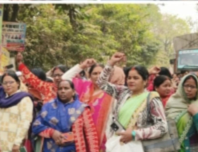 उप जिलाधिकारी नेकिया अभद्रता। आंगनबाड़ी कार्यकत्रियों ने गेट किया बंद धरना प्रदर्शन चक्का जाम