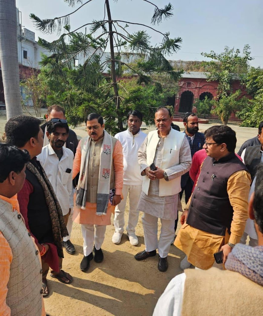 हंसवर स्टेट के घर पहुंचे भाजपा के महामंत्री।