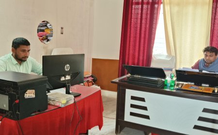 आलापुर उचित दर विक्रेताओं में आक्रोश बैठक हो रही है।