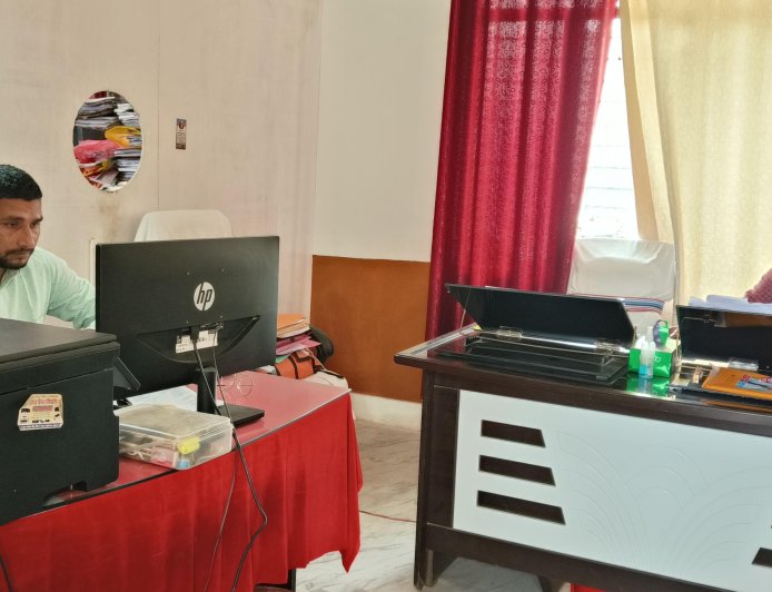 आलापुर उचित दर विक्रेताओं में आक्रोश बैठक हो रही है।