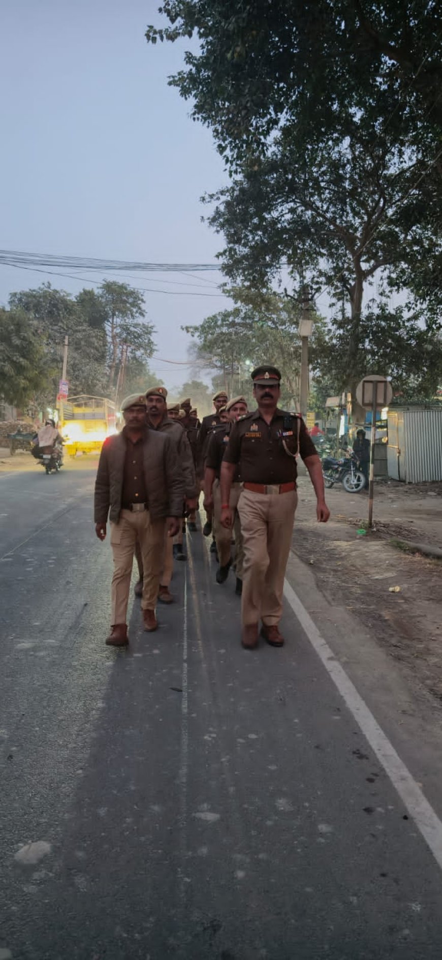 कड़ी सुरक्षा के बीच में त्यौहार मनाया जाएंगे फ्लैग मार्च किया पुलिस ने।