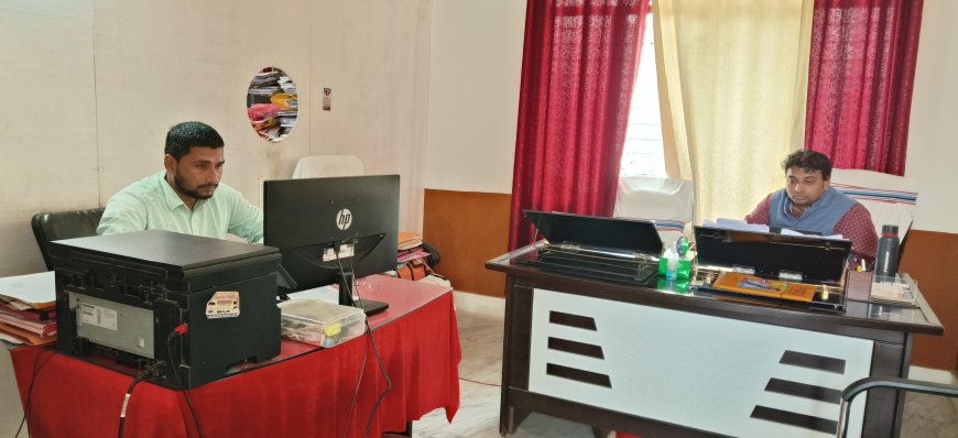 आलापुर उचित दर विक्रेताओं में आक्रोश बैठक हो रही है।